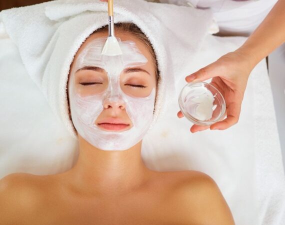 Mulher recebendo limpeza de pele na Clínica Cássia Diaz Estética em Indaiatuba - SP, com tratamento facial para hidratação e rejuvenescimento.