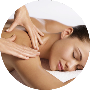 Mulher recebendo drenagem linfática na Clínica Cássia Diaz Estética em Indaiatuba - SP, com massagem relaxante para redução de inchaço e melhora da circulação.