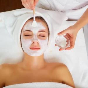 Mulher recebendo limpeza de pele na Clínica Cássia Diaz Estética em Indaiatuba - SP, com tratamento facial para hidratação e rejuvenescimento.