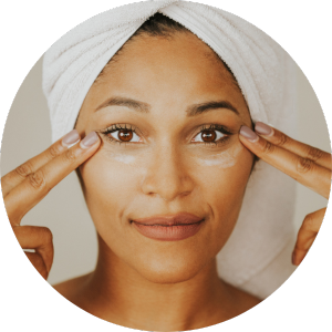 Mulher recebendo limpeza de pele na Clínica Cássia Diaz Estética em Indaiatuba - SP, com tratamento facial para hidratação e rejuvenescimento.