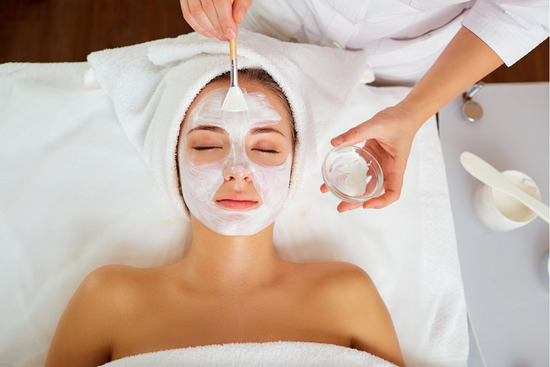 Mulher recebendo limpeza de pele na Clínica Cássia Diaz Estética em Indaiatuba - SP, com tratamento facial para hidratação e rejuvenescimento.