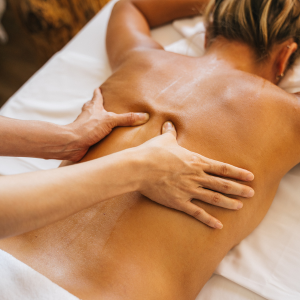 Sessão de massagem relaxante em Indaiatuba, São Paulo, promovendo alívio do estresse e bem-estar.