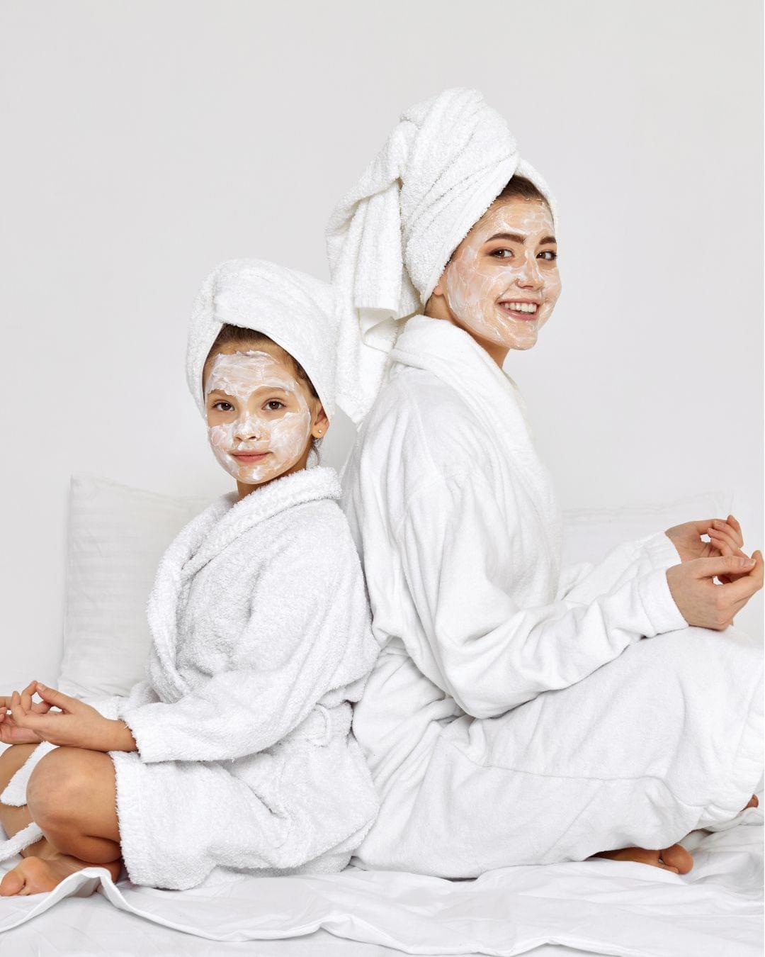 Mãe e filha relaxando com máscaras faciais no Spa em Indaiatuba Cássia Diaz Estética.